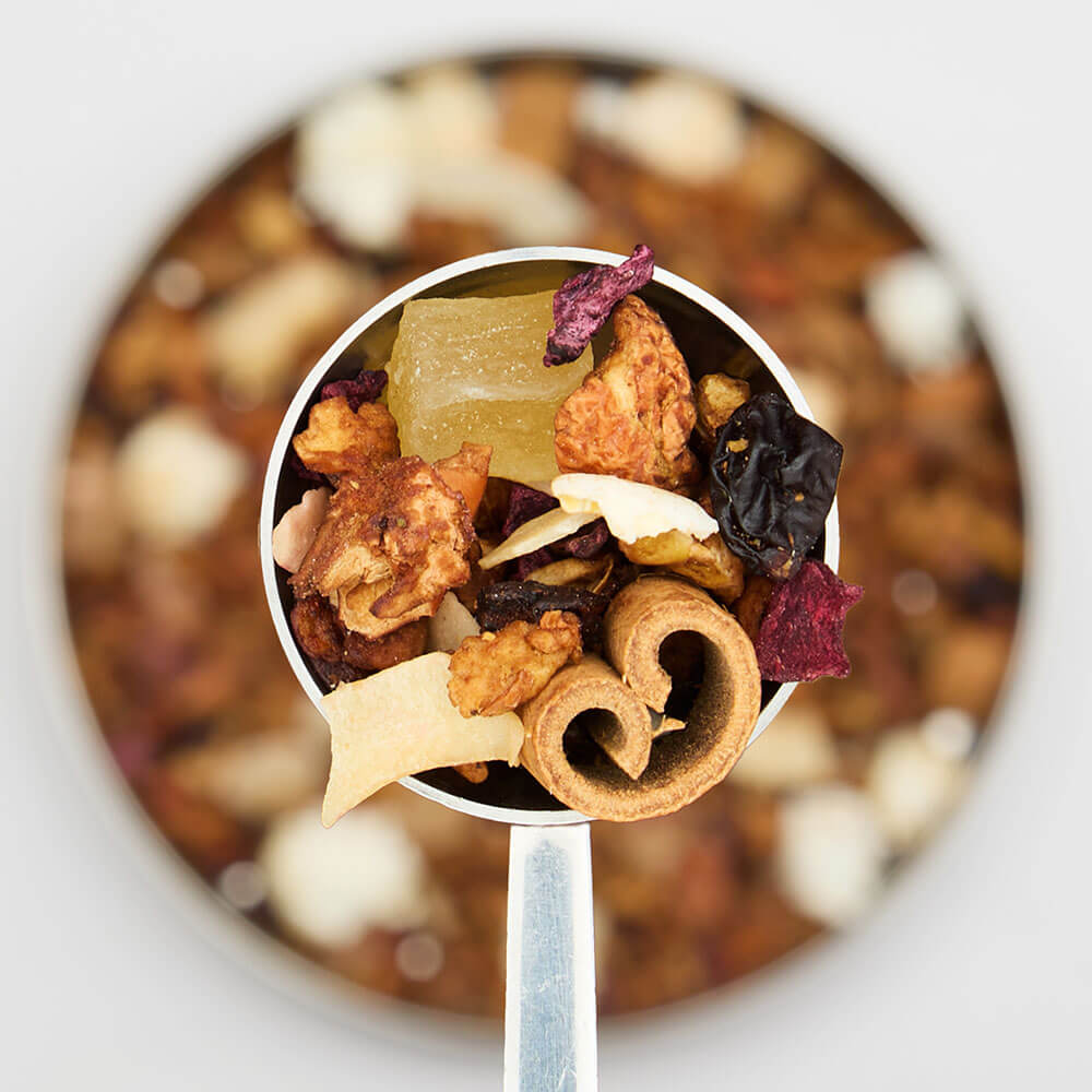 coconut macaroon loose leaf tea in spoon