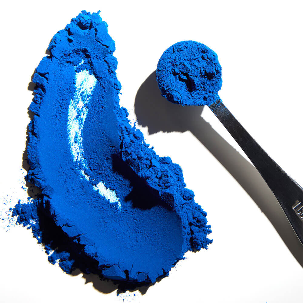 spirulina superfood powder swatch and in perfect tea spoon
